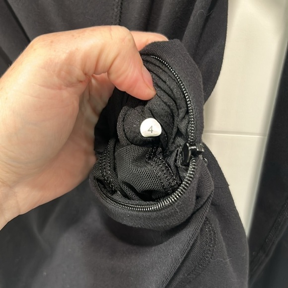 Lululemon Think Fast Pullover Shirt in Black Parallel Stripe Black White Size 4 - Picture 11 of 16